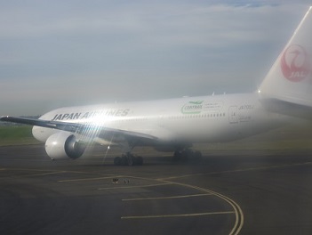 カンタス航空５７５便の機内から撮影した日本航空７７２便 